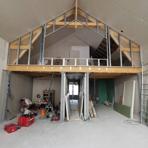 Rénovation intérieure maison %AROUND_CITY% : Installation des rails et montants