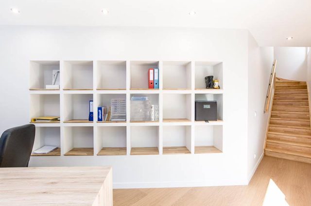 Aménagement d'un bureau avec espace de rangement